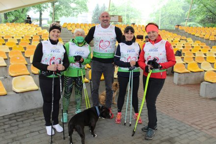 Członkowie Wiślańskiej Akademii Nordic Walking z Przemysławem Saletą